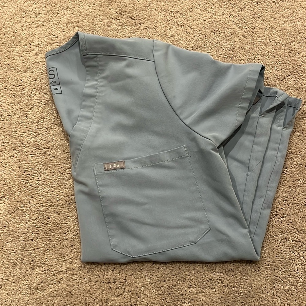FIGS Catarina One Pocket Scrub Top - size XS - Dusty blue